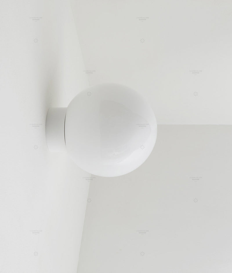 Applique "Bauhaus" blanche, verrerie boule, grand modèle