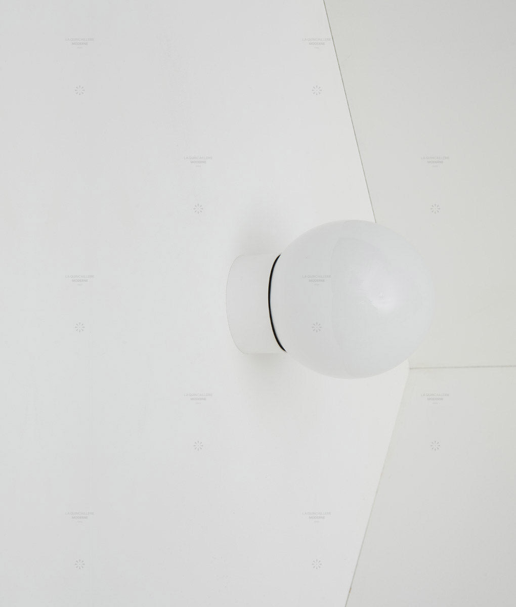 Applique "Bauhaus" droite blanche, verrerie opaline boule