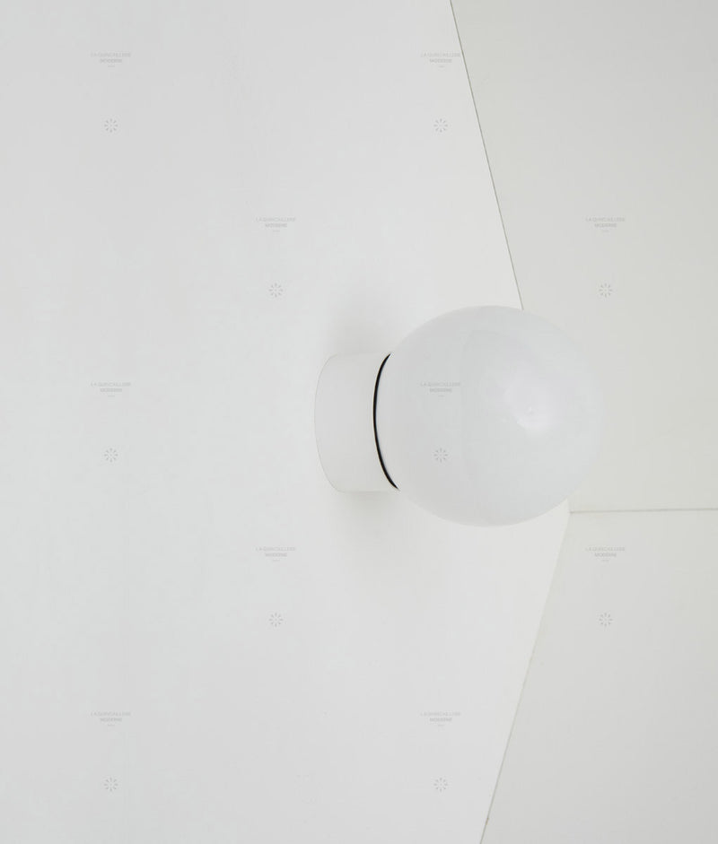 Applique "Bauhaus" droite blanche, verrerie opaline boule