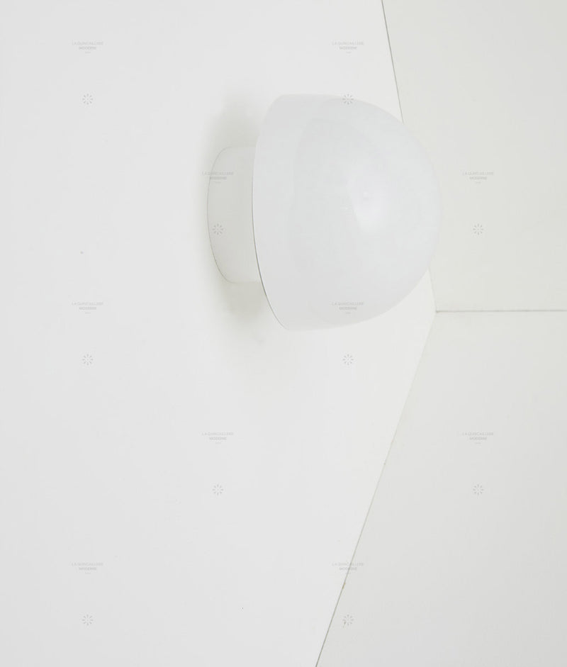 Applique "Bauhaus" droite blanche, verrerie opaline champignon