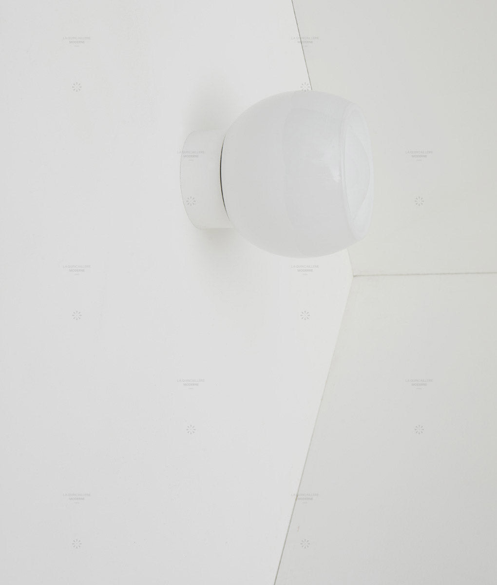 Applique "Bauhaus" droite blanche, verrerie opaline corolle