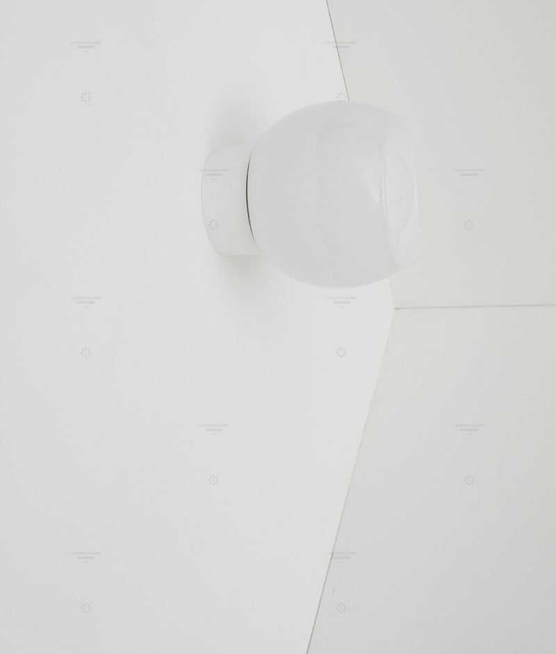 Applique "Bauhaus" droite blanche, verrerie opaline corolle