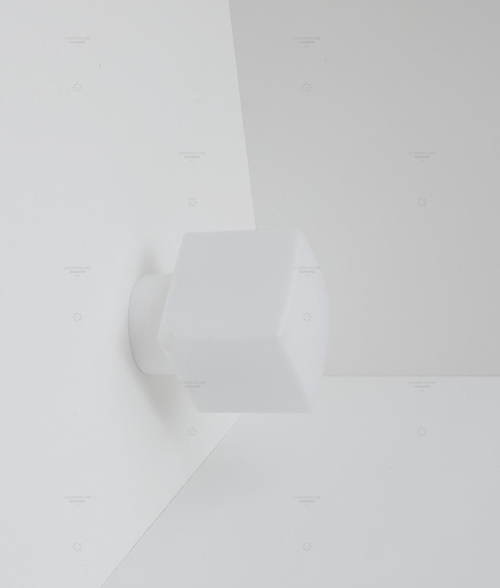 Applique en opaline  "Bauhaus", base blanche, verrerie cube satinée
