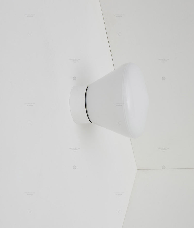 Applique "Bauhaus" droite blanche, verrerie opaline pointe