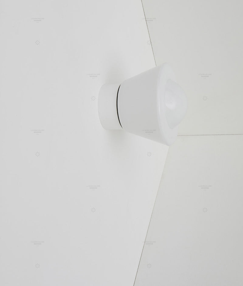 Applique "Bauhaus" droite blanche, verrerie opaline toque