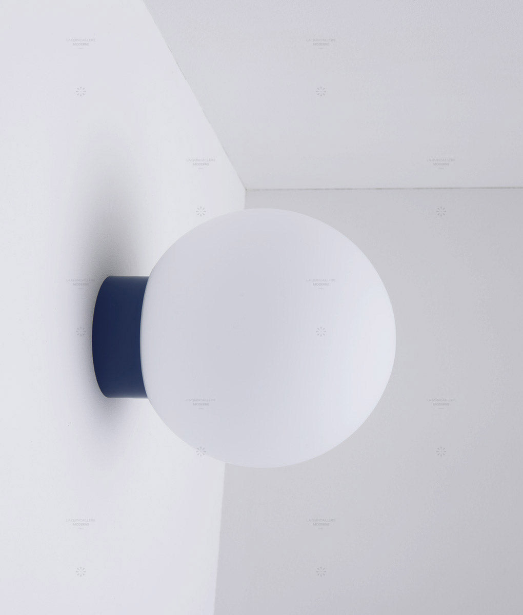 La Quincaillerie moderne - Applique / plafonnier "Bauhaus", bleu de prusse opaline blanche