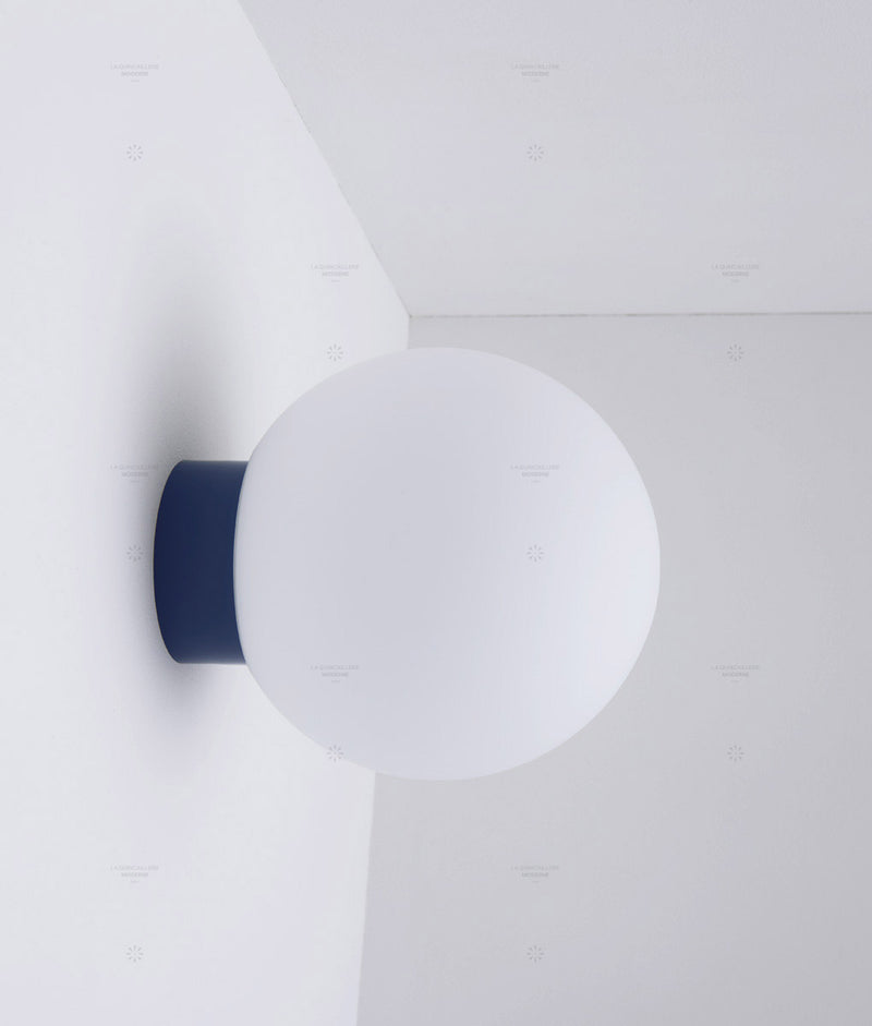 La Quincaillerie moderne - Applique / plafonnier "Bauhaus", bleu de prusse opaline blanche