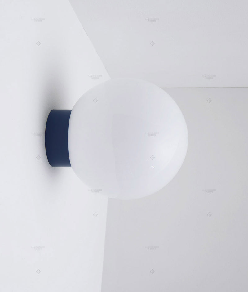 La Quincaillerie moderne - Applique / plafonnier "Bauhaus", bleu de prusse opaline blanche