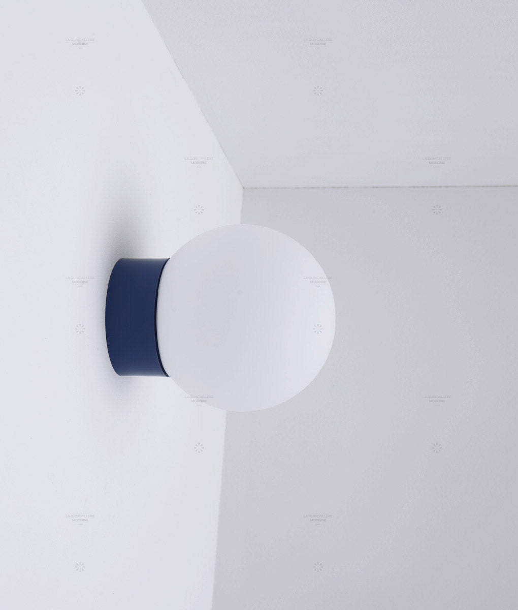 La Quincaillerie moderne - Applique / plafonnier "Bauhaus", bleu de prusse opaline blanche