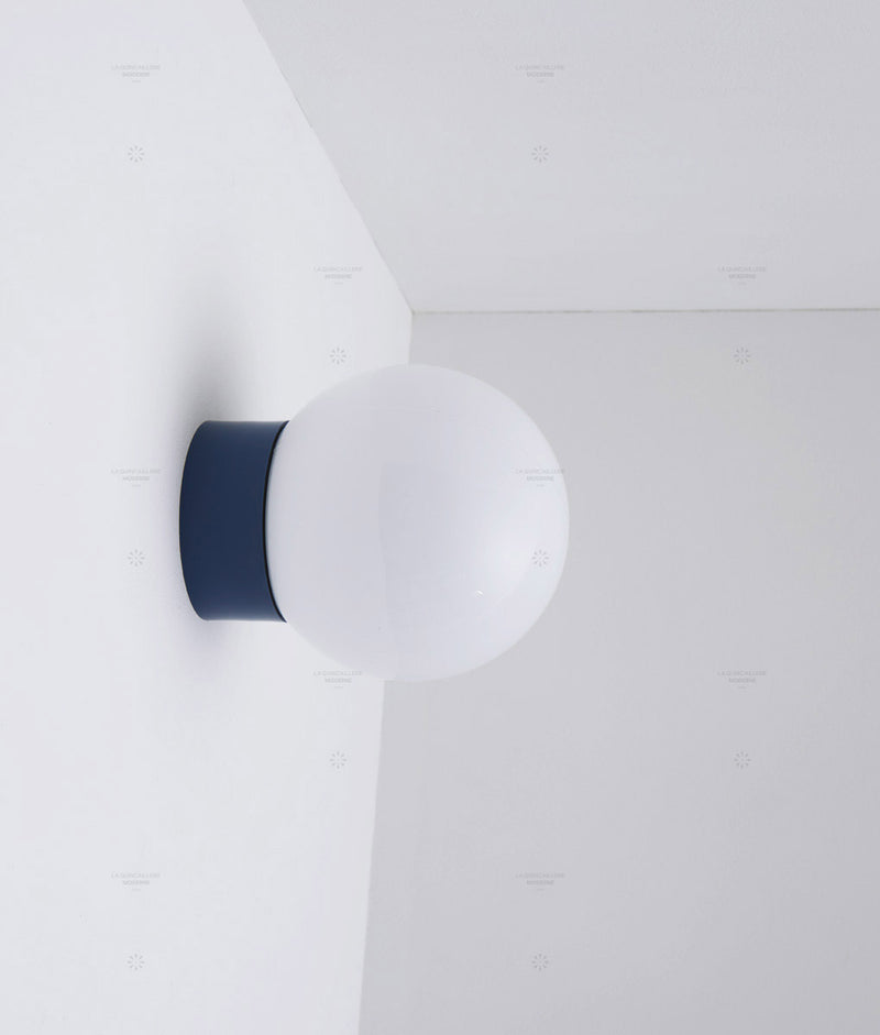 La Quincaillerie moderne - Applique / plafonnier "Bauhaus", bleu de prusse opaline blanche