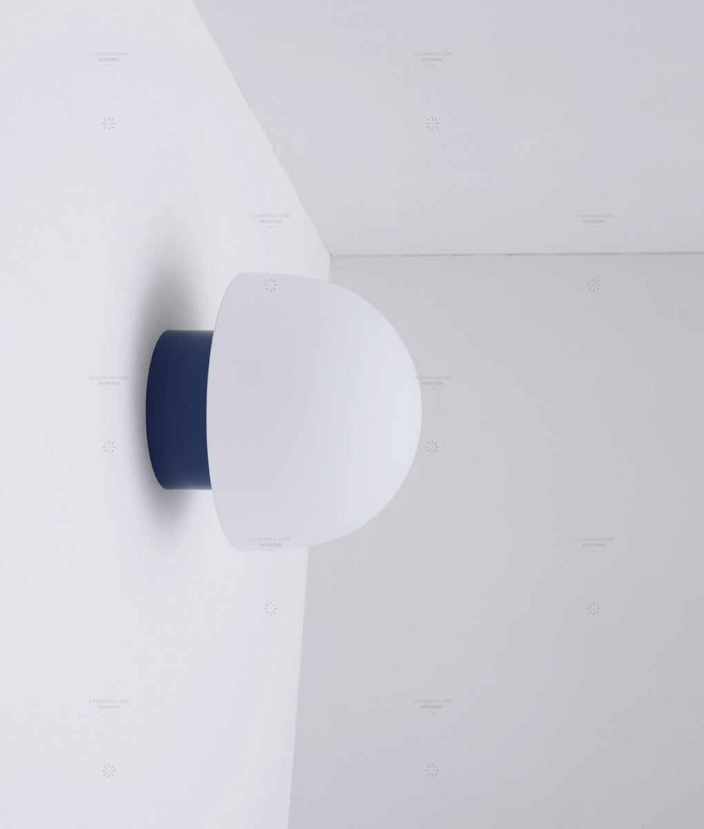 La Quincaillerie moderne - Applique / plafonnier "Bauhaus", bleu de prusse opaline blanche