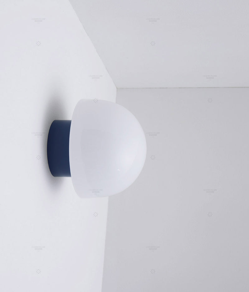 La Quincaillerie moderne - Applique / plafonnier "Bauhaus", bleu de prusse opaline blanche