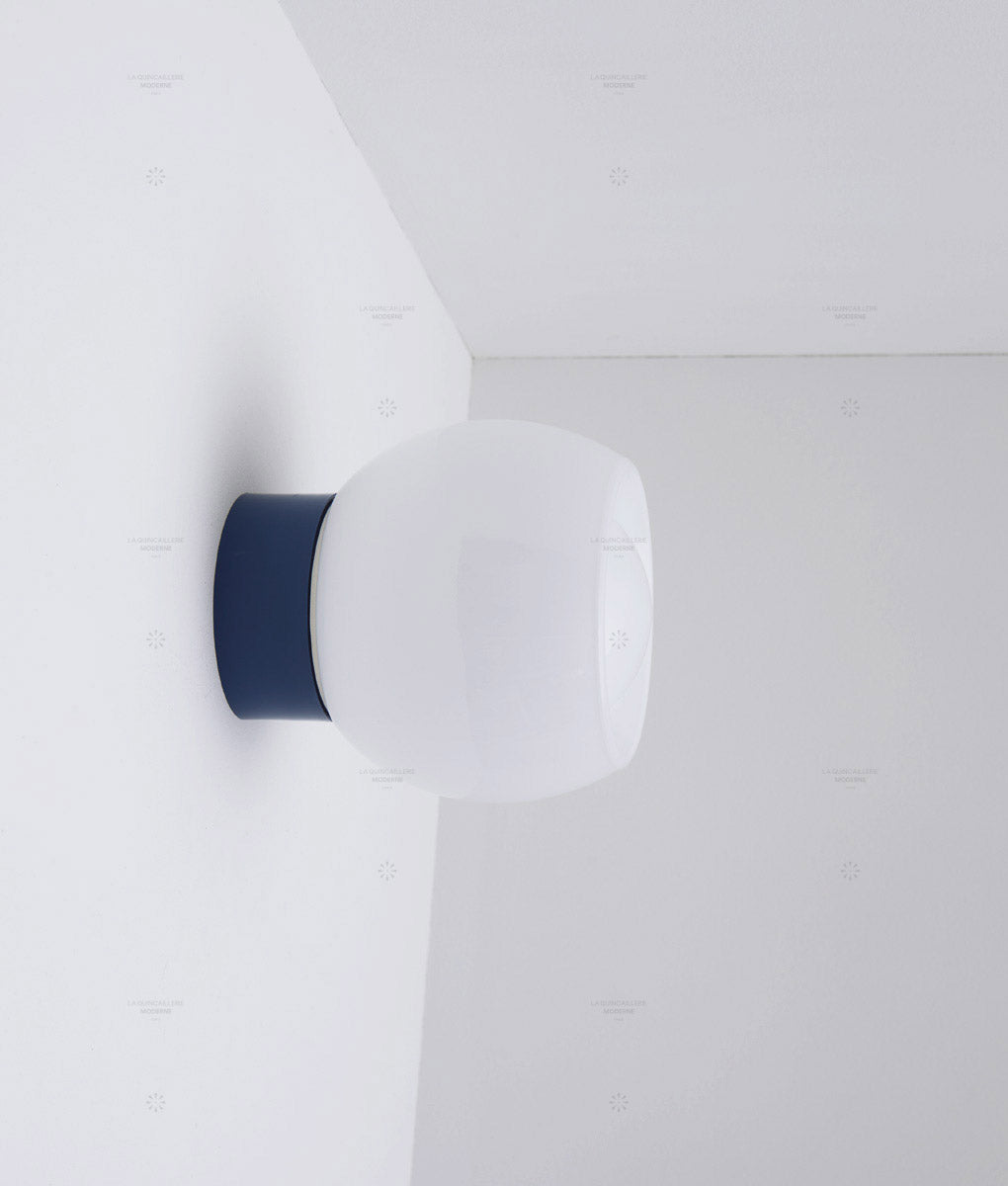 La Quincaillerie moderne - Applique / plafonnier "Bauhaus", bleu de prusse opaline blanche