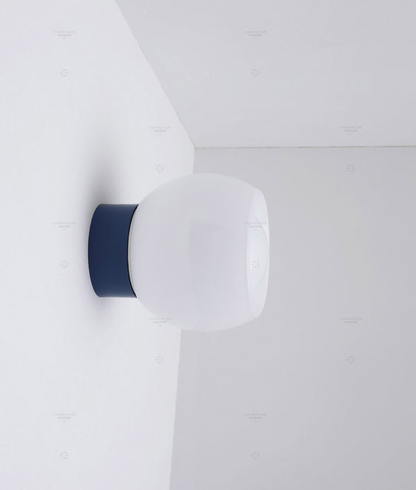 La Quincaillerie moderne - Applique / plafonnier "Bauhaus", bleu de prusse opaline blanche