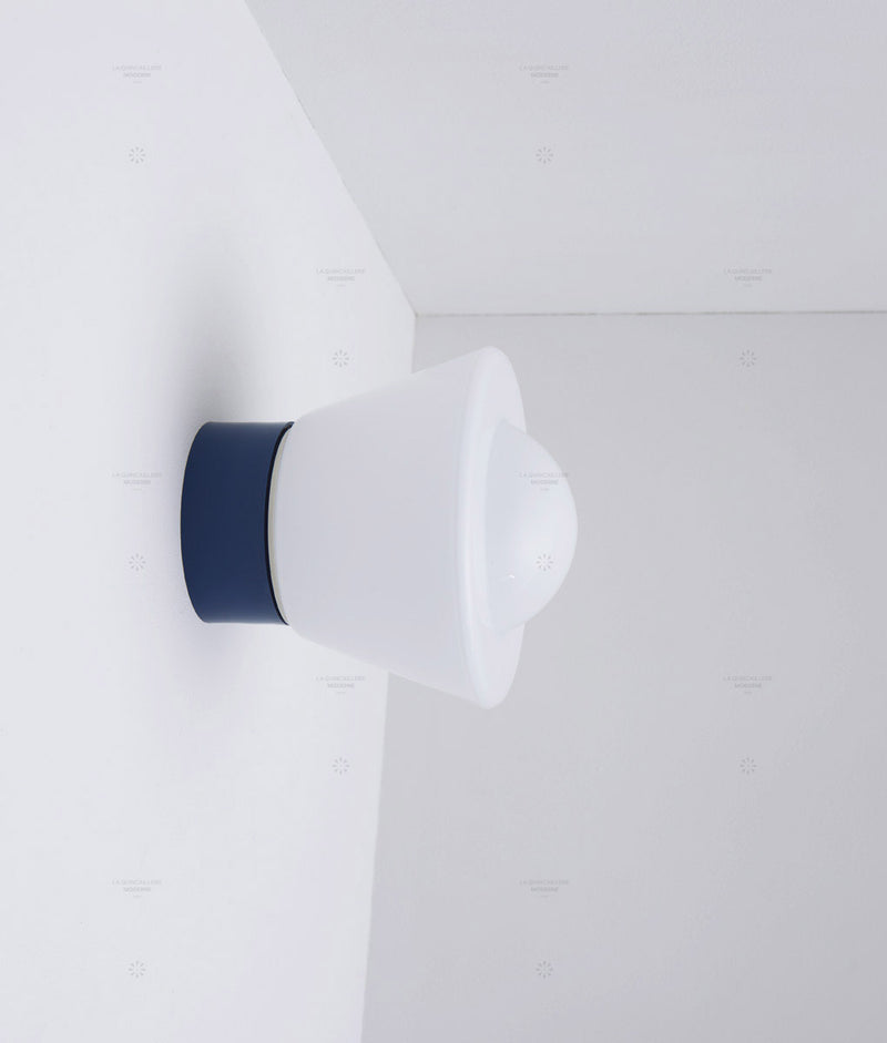 La Quincaillerie moderne - Applique / plafonnier "Bauhaus", bleu de prusse opaline blanche