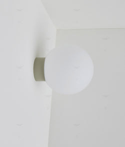 La Quincaillerie moderne - Applique / plafonnier "Bauhaus", gris per opaline blanche