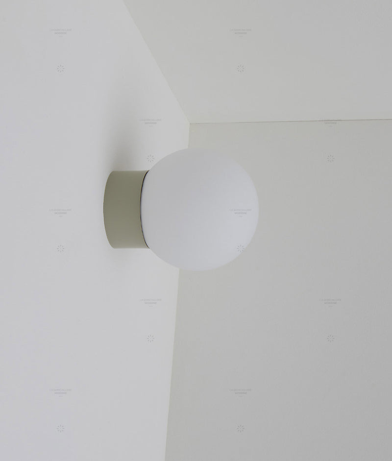 La Quincaillerie moderne - Applique / plafonnier "Bauhaus", gris perle opaline blanche
