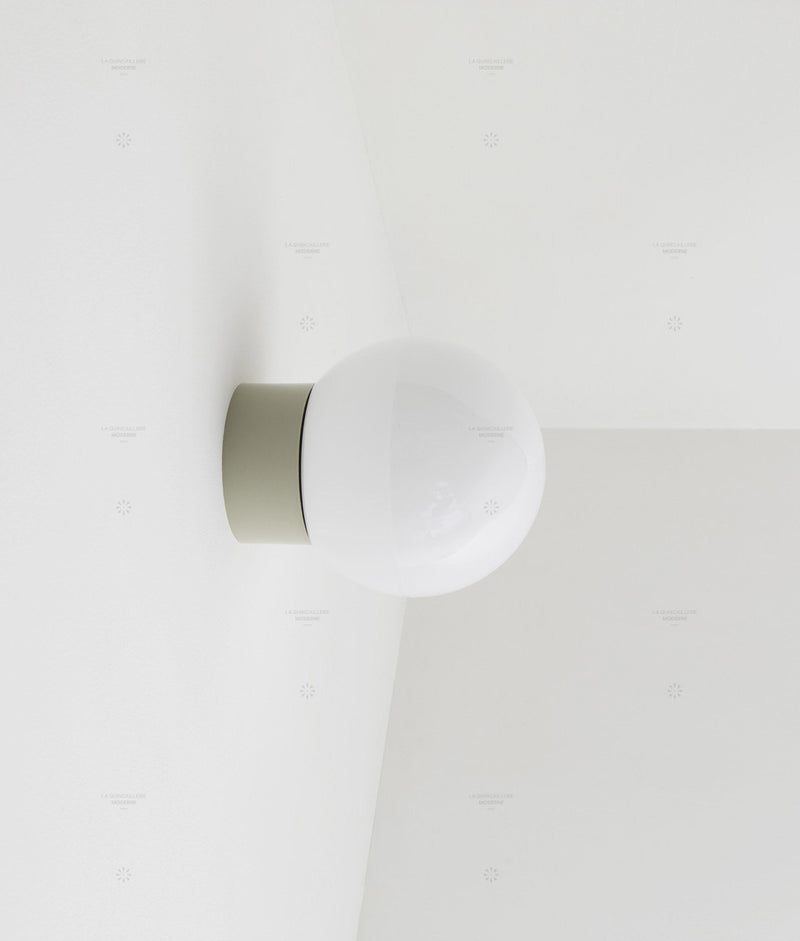 La Quincaillerie moderne - Applique / plafonnier "Bauhaus", gris perle opaline blanche