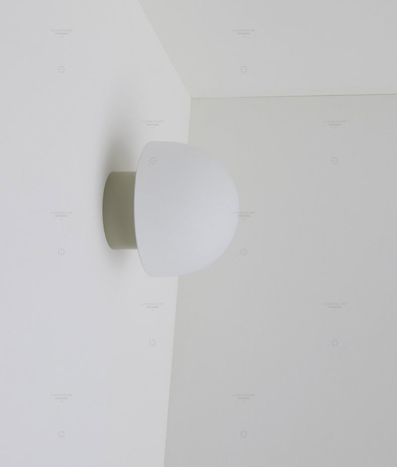La Quincaillerie moderne - Applique / plafonnier "Bauhaus", gris perle opaline blanche
