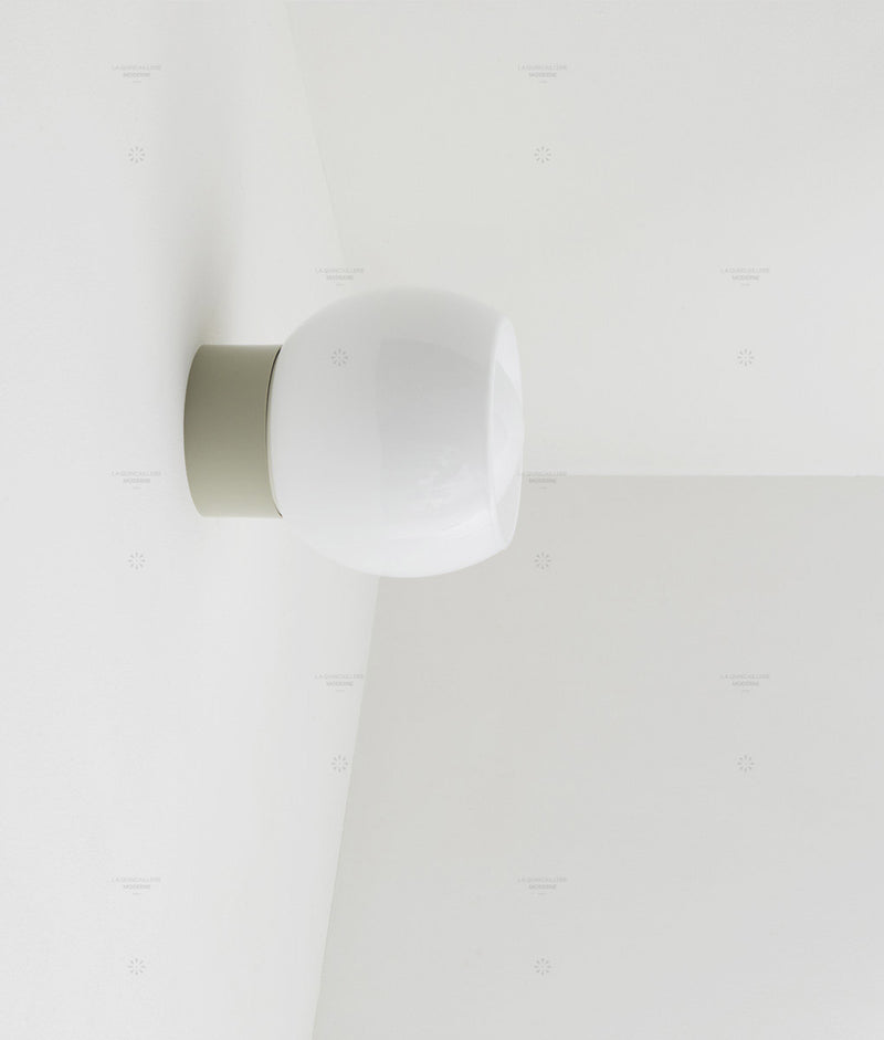 La Quincaillerie moderne - Applique / plafonnier "Bauhaus", gris perle opaline blanche