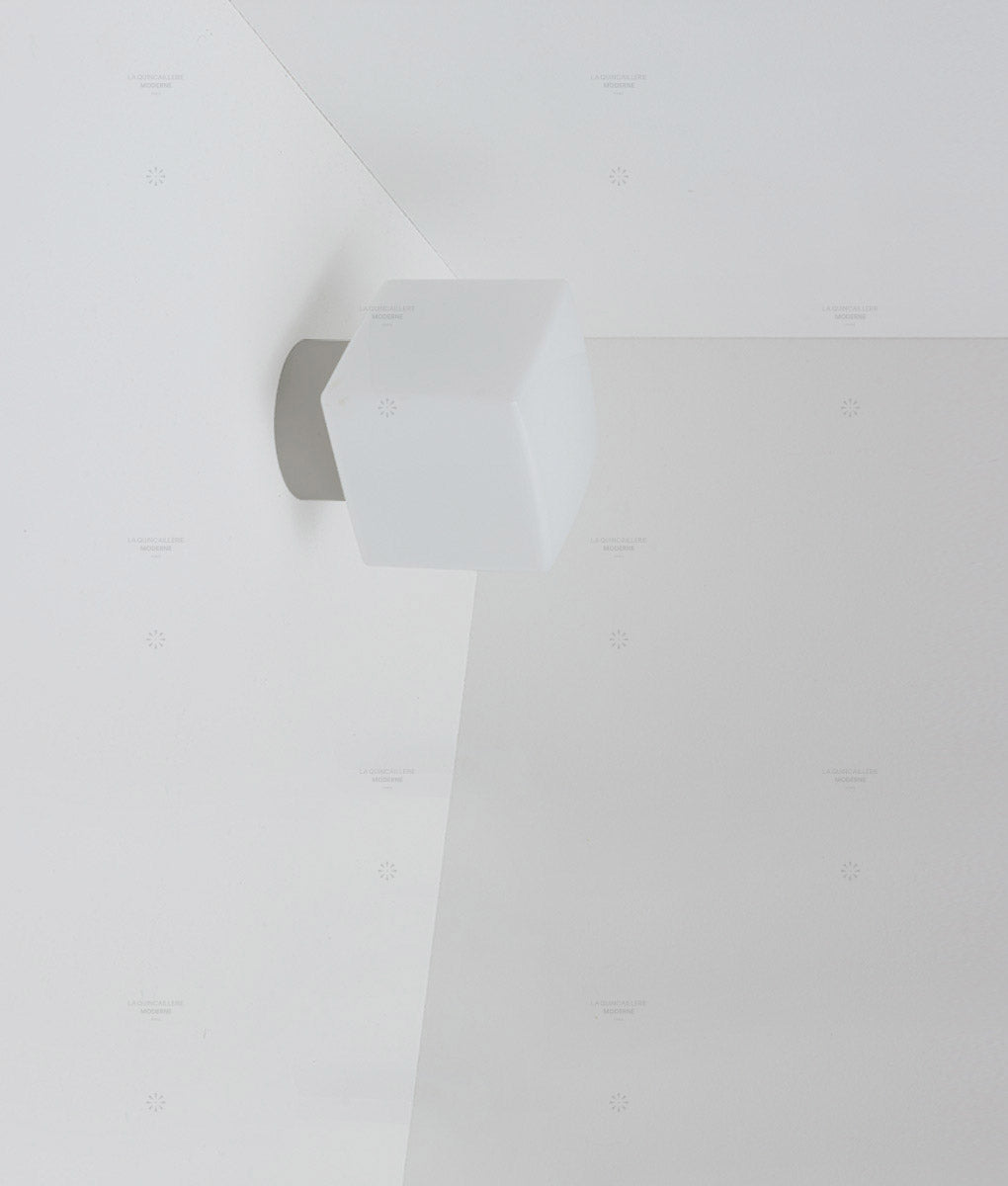 Applique en opaline  "Bauhaus", base gris perle, verrerie cube satinée