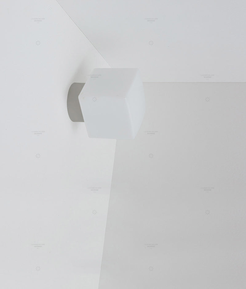 Applique en opaline  "Bauhaus", base gris perle, verrerie cube satinée