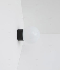 Applique "Bauhaus" droite noire, verrerie opaline boule 
