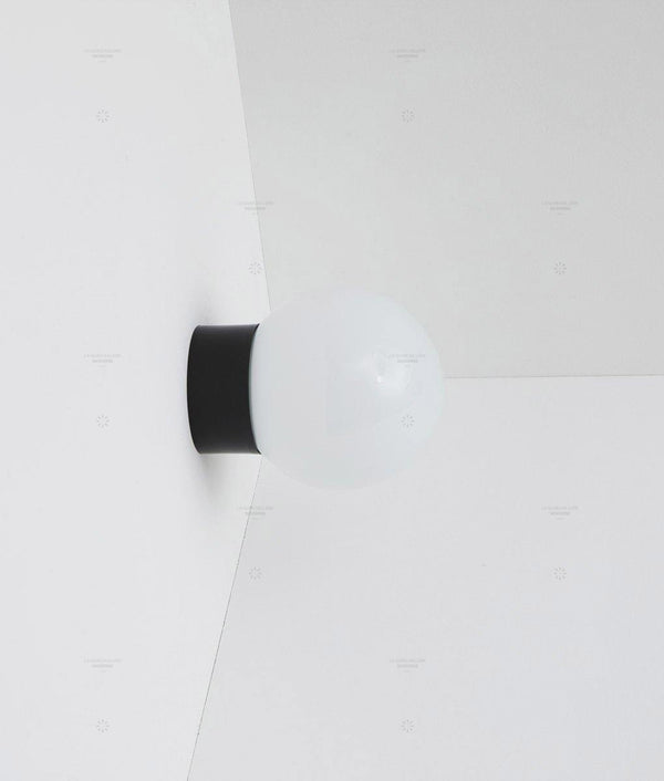 Applique "Bauhaus" droite noire, verrerie opaline boule 