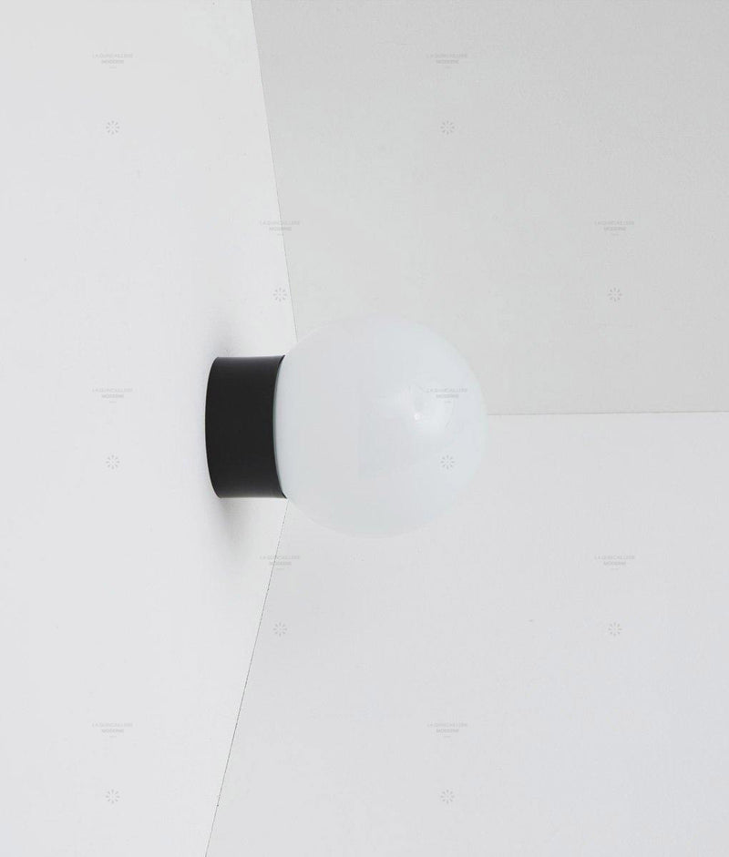 Applique "Bauhaus" droite noire, verrerie opaline boule 