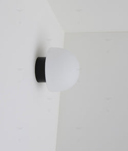 La Quincaillerie moderne - Applique / plafonnier "Bauhaus", noir opaline blanche