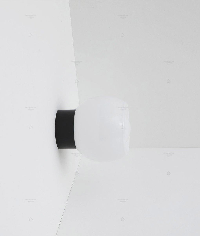 Applique "Bauhaus" droite, verrerie opaline corolle 
