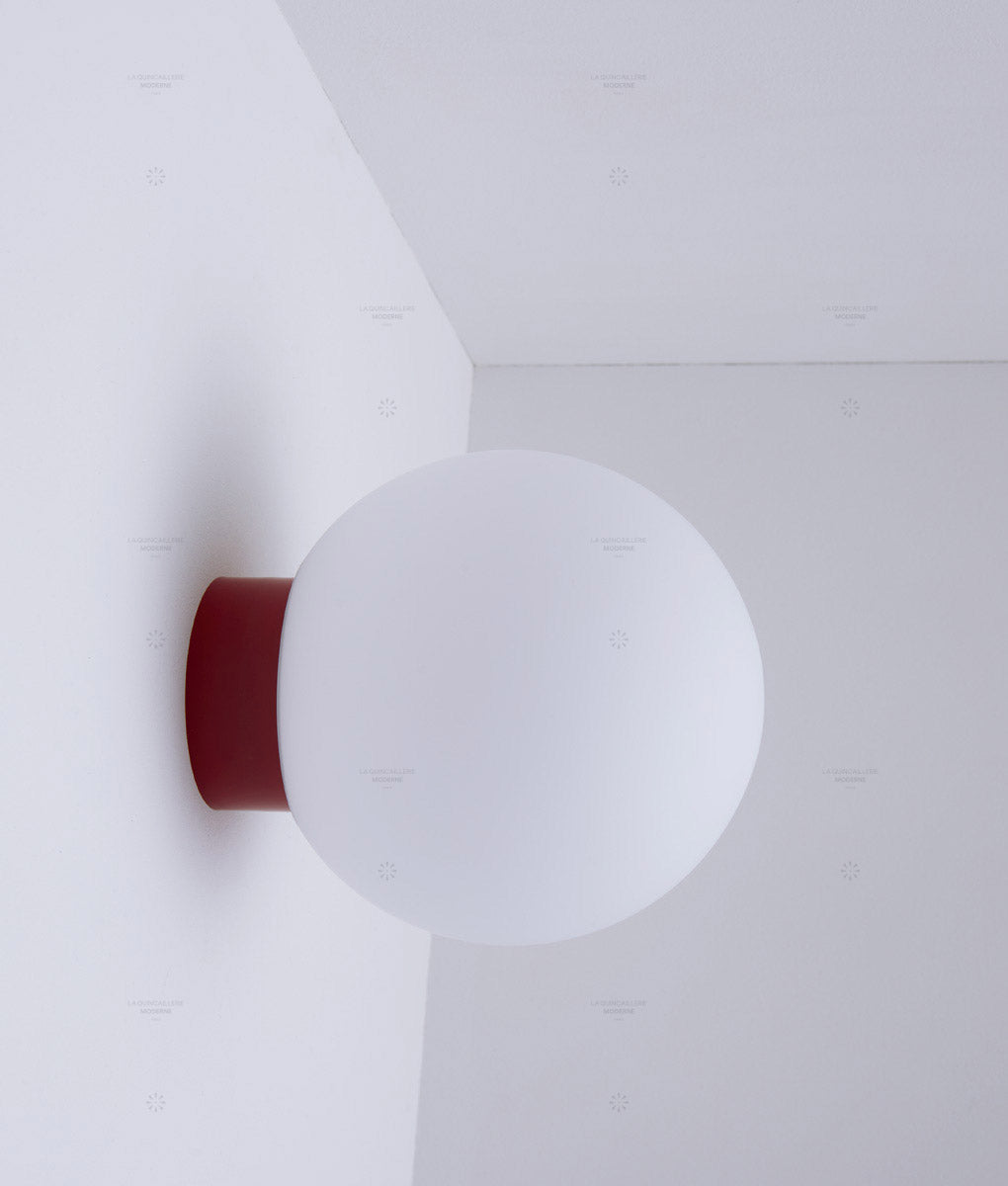La Quincaillerie moderne - Applique / plafonnier "Bauhaus", rouge coquelicot opaline blanche