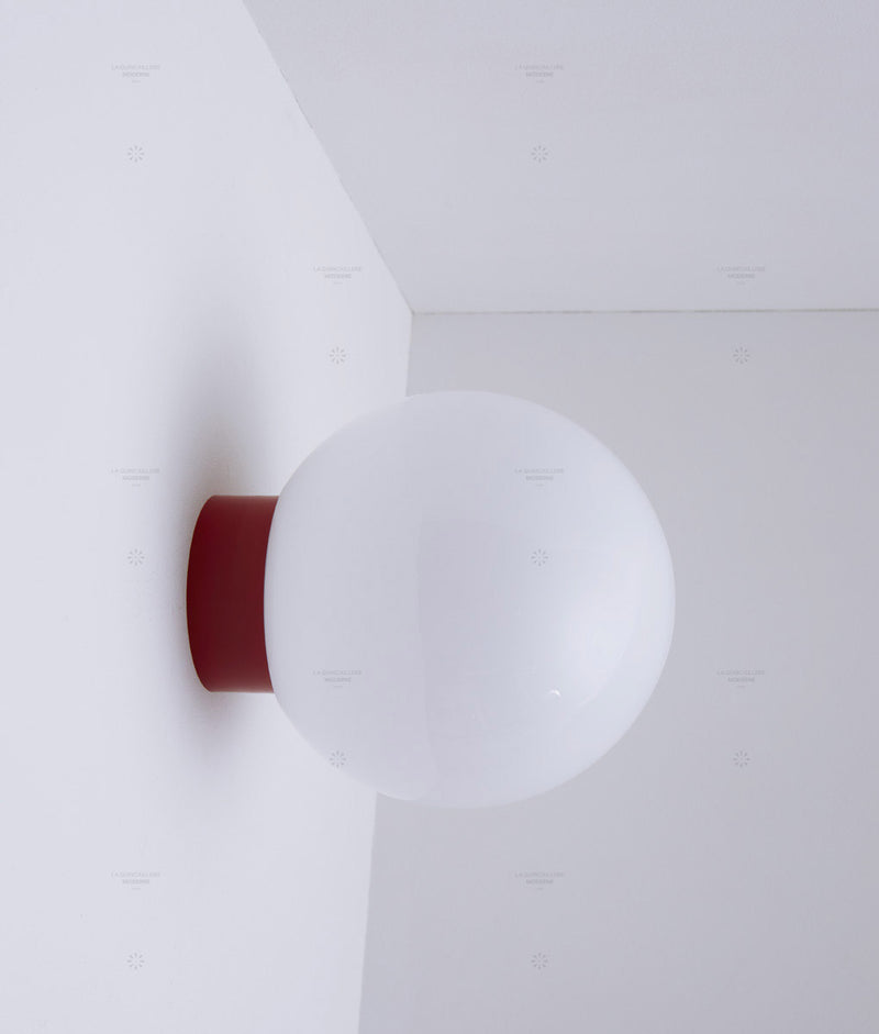 La Quincaillerie moderne - Applique / plafonnier "Bauhaus", rouge coquelicot opaline blanche