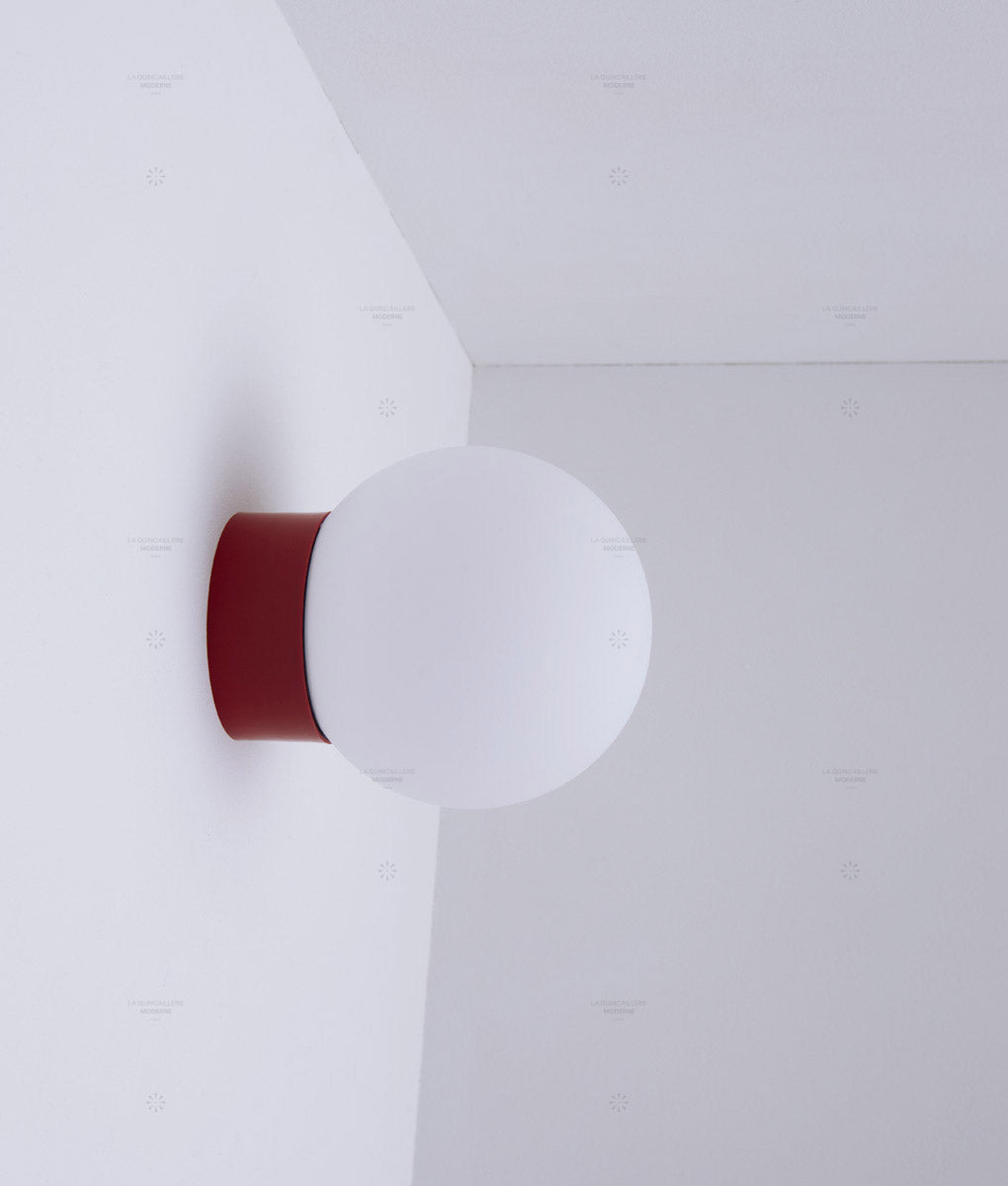 La Quincaillerie moderne - Applique / plafonnier "Bauhaus", rouge coquelicot opaline blanche