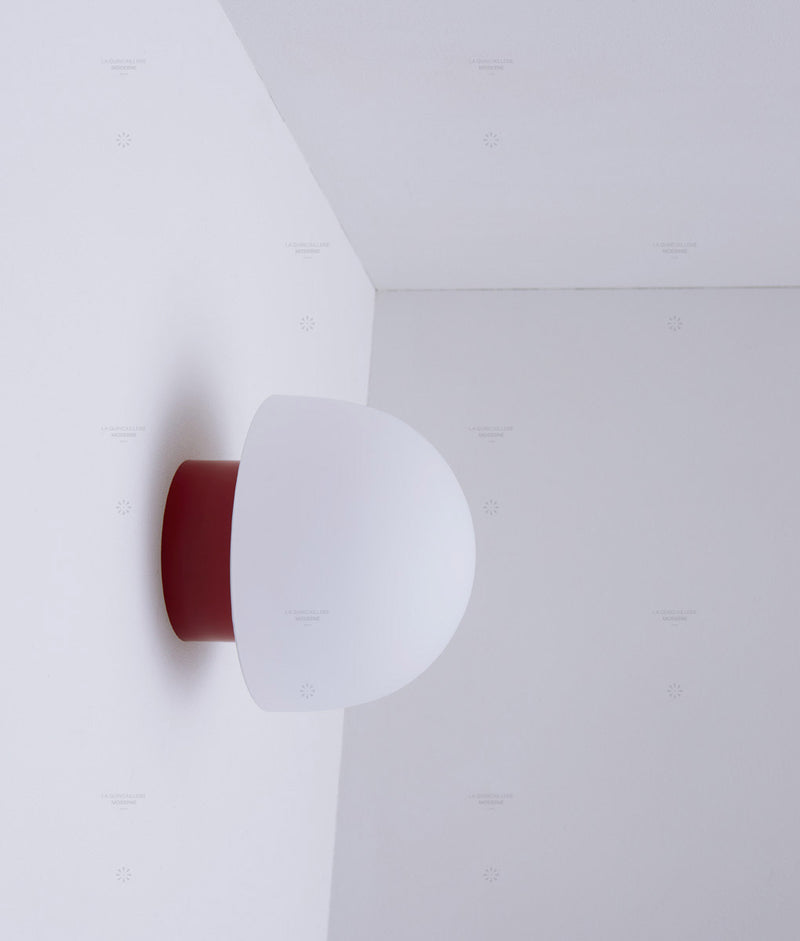 La Quincaillerie moderne - Applique / plafonnier "Bauhaus", rouge coquelicot opaline blanche