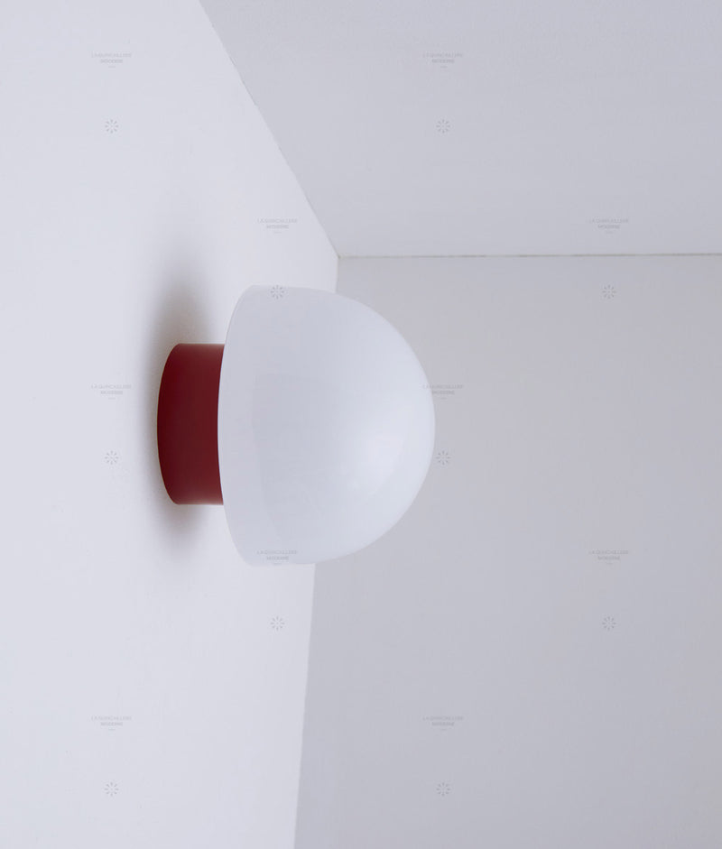 La Quincaillerie moderne - Applique / plafonnier "Bauhaus", rouge coquelicot opaline blanche