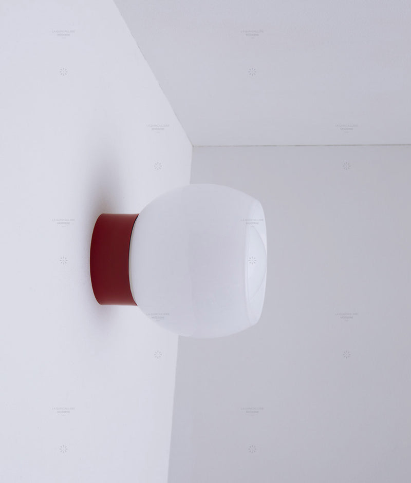 La Quincaillerie moderne - Applique / plafonnier "Bauhaus", rouge coquelicot opaline blanche