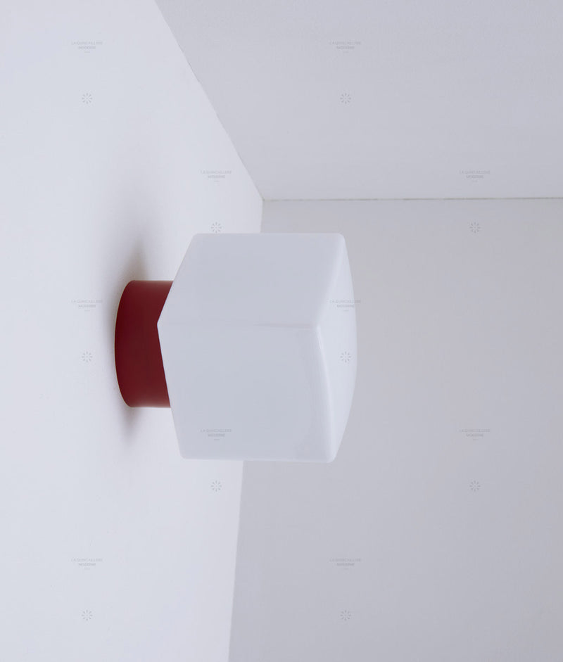 La Quincaillerie moderne - Applique / plafonnier "Bauhaus", rouge coquelicot opaline blanche