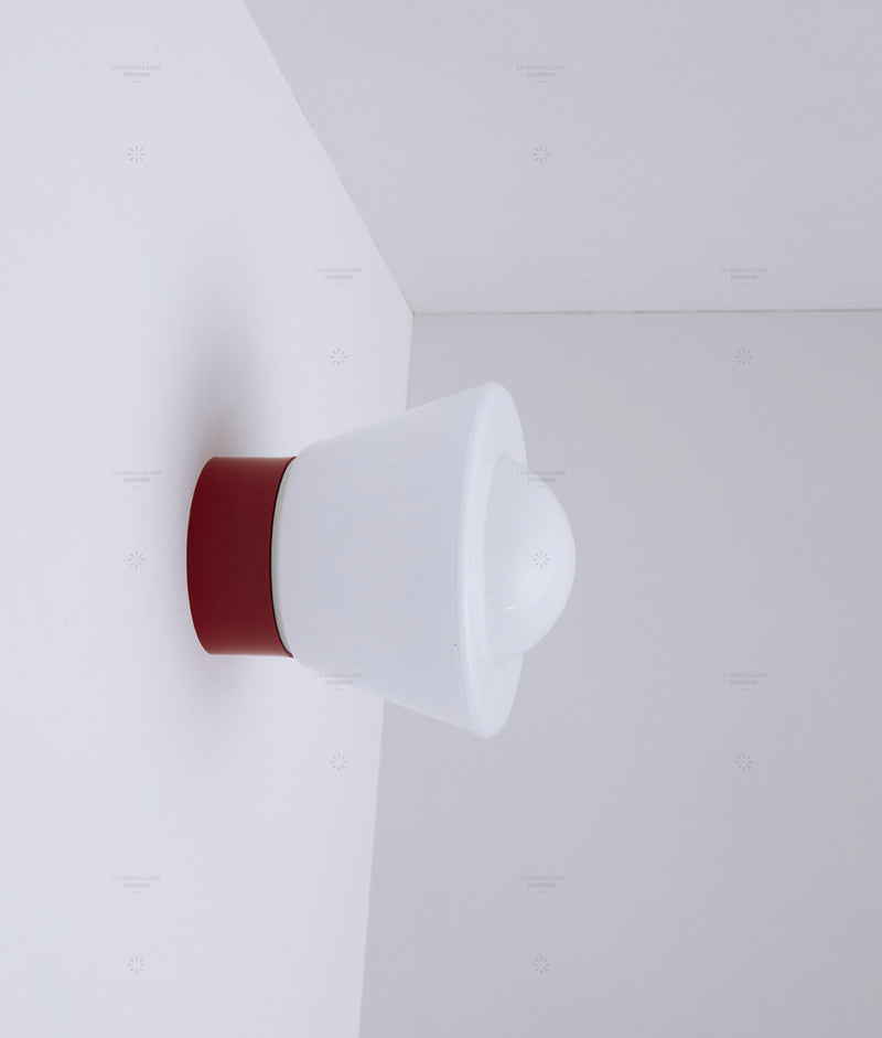 La Quincaillerie moderne - Applique / plafonnier "Bauhaus", rouge coquelicot opaline blanche