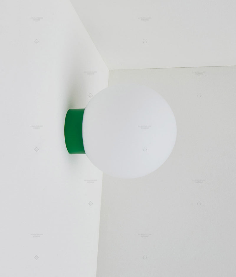 La Quincaillerie moderne - Applique / plafonnier "Bauhaus", vert prairie opaline blanche