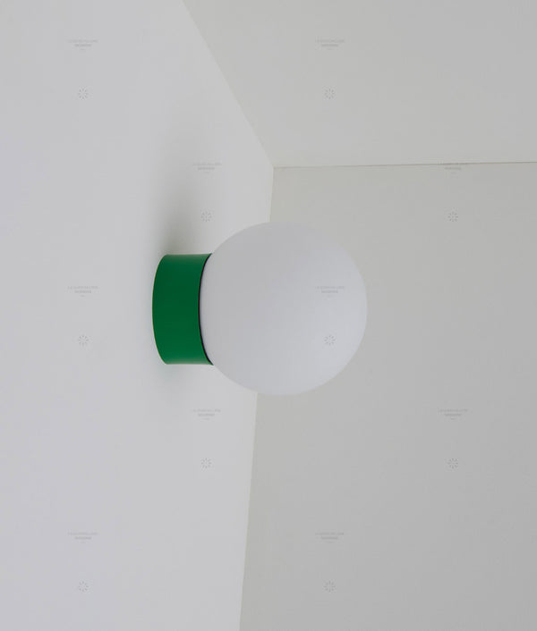 La Quincaillerie moderne - Applique / plafonnier "Bauhaus", vert prairie opaline blanche