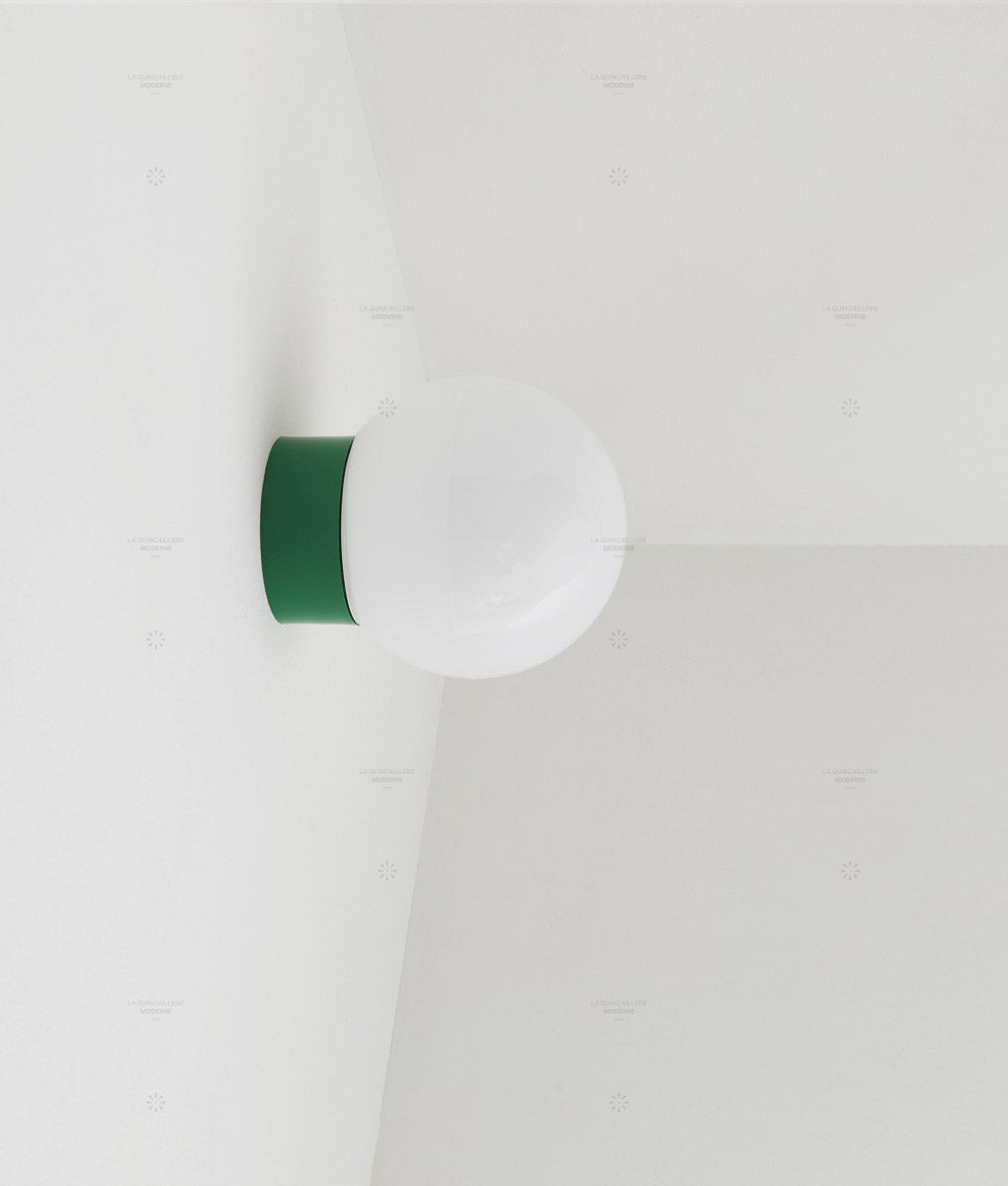 La Quincaillerie moderne - Applique / plafonnier "Bauhaus", vert prairie opaline blanche