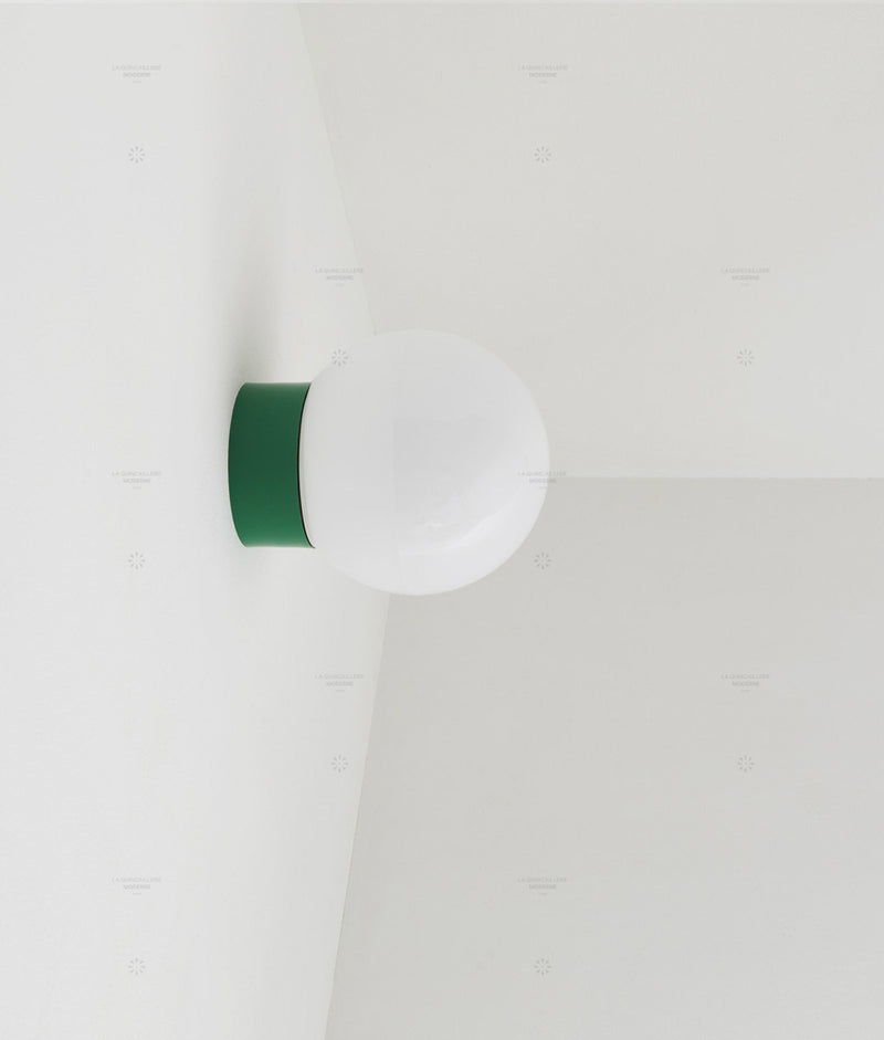 La Quincaillerie moderne - Applique / plafonnier "Bauhaus", vert prairie opaline blanche