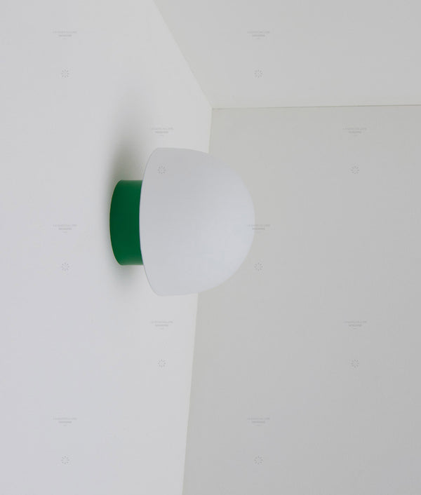 La Quincaillerie moderne - Applique / plafonnier "Bauhaus", vert prairie opaline blanche