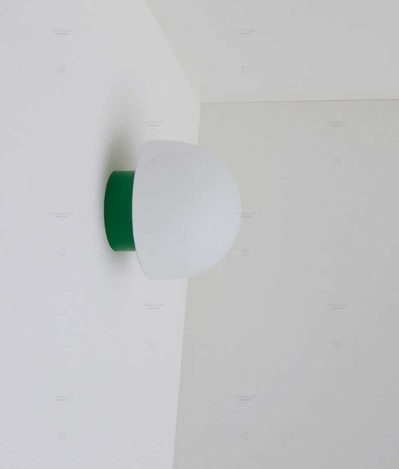 La Quincaillerie moderne - Applique / plafonnier "Bauhaus", vert prairie opaline blanche