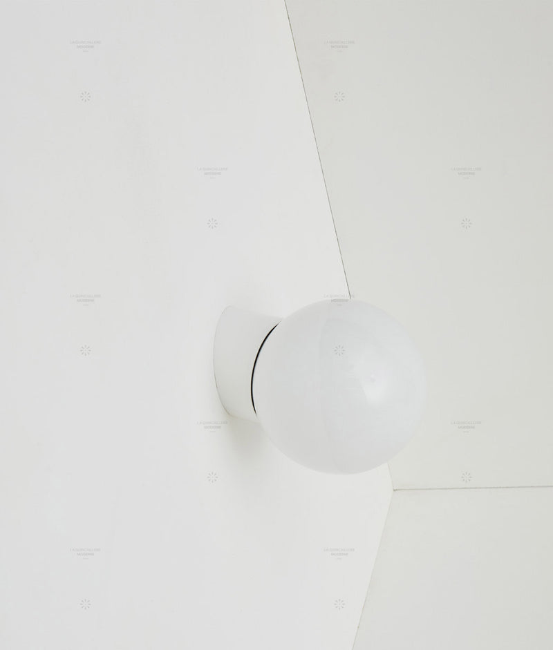 Applique plafonnier inclinée "Bauhaus" blanche, verrerie opaline boule