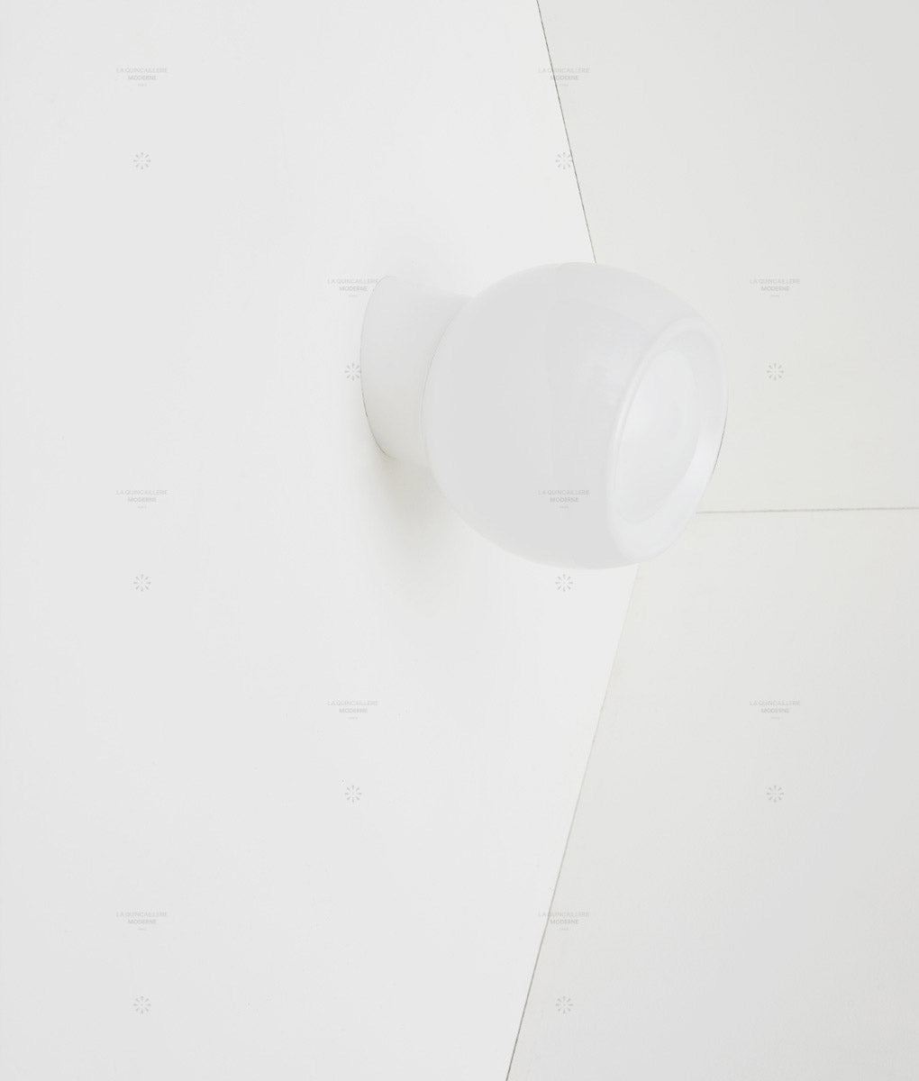 Applique "Bauhaus" inclinée blanche, verrerie opaline corolle 