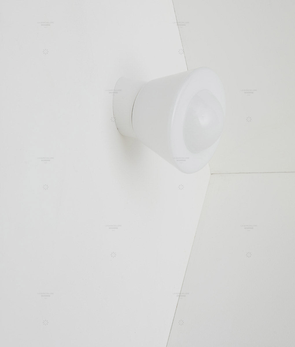 Applique "Bauhaus" inclinée blanche, verrerie opaline toque