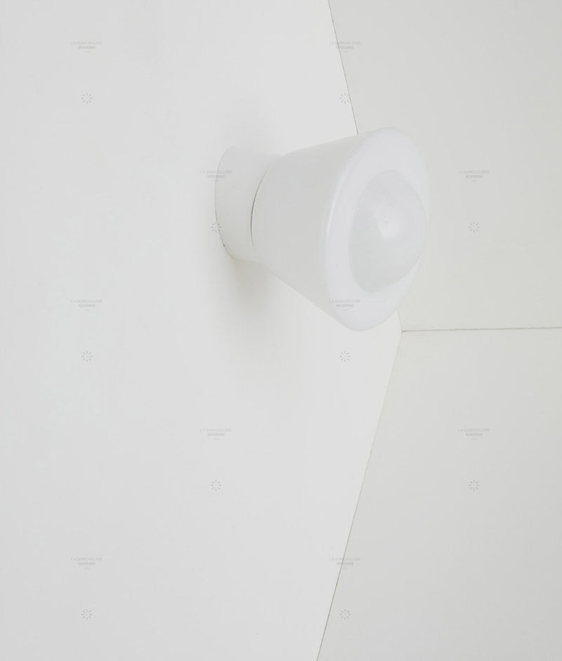 Applique "Bauhaus" inclinée blanche, verrerie opaline toque