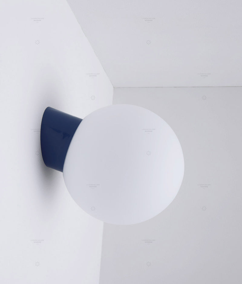 La Quincaillerie moderne - Applique / plafonnier "Bauhaus", bleu de prusse opaline blanche